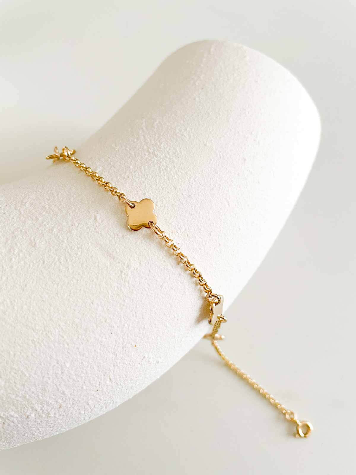 4 Leaf Clover Bracelet - Dainty and Minimal