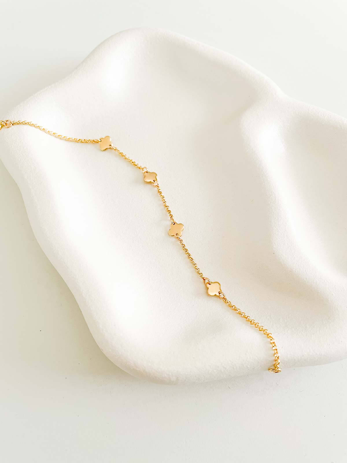 4 Leaf Clover Bracelet - Dainty and Minimal
