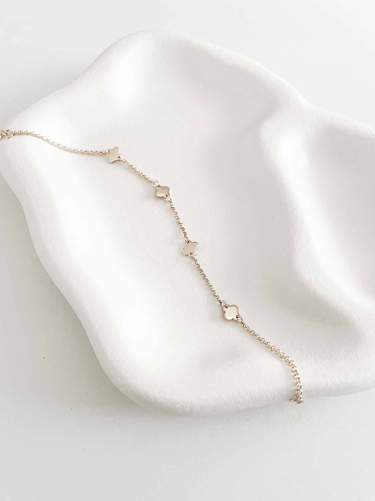4 Leaf Clover Bracelet - Dainty and Minimal