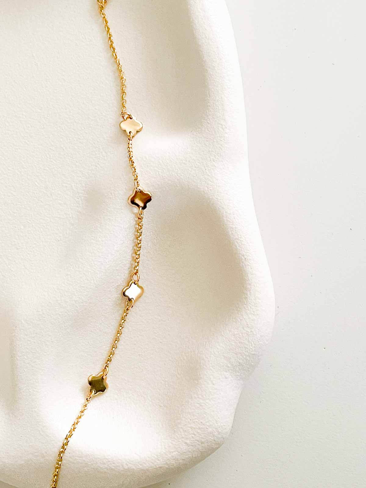 4 Leaf Clover Bracelet - Dainty and Minimal