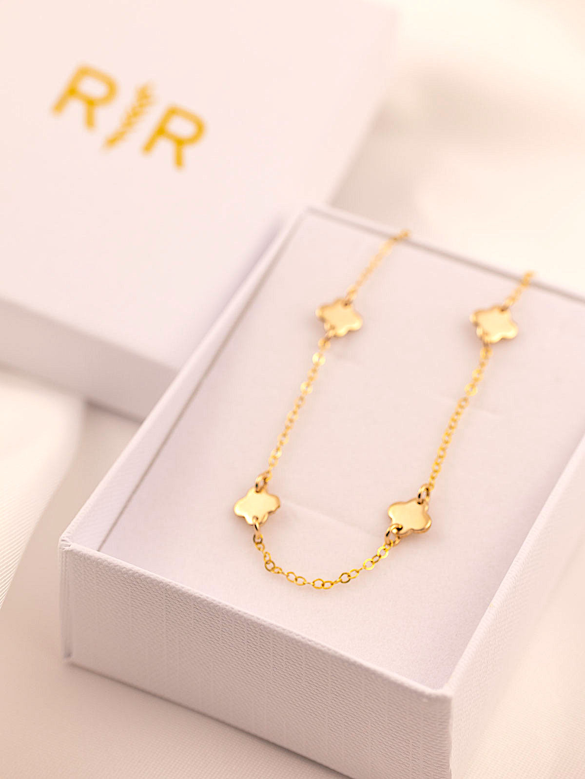 4 leaf clover pendants necklace in gold in box