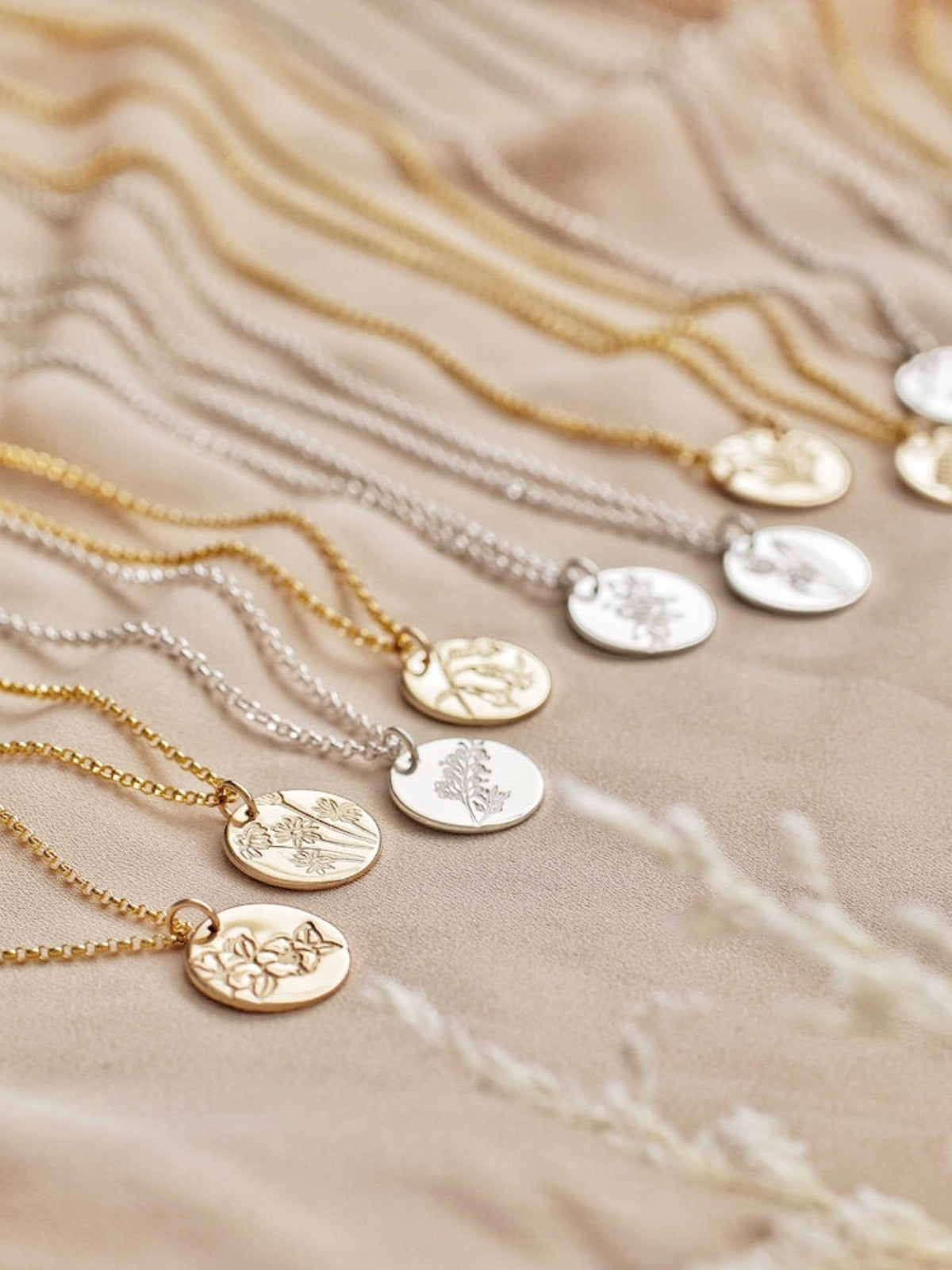 Swan River Daisy - Australian Birth Flower Necklace for February