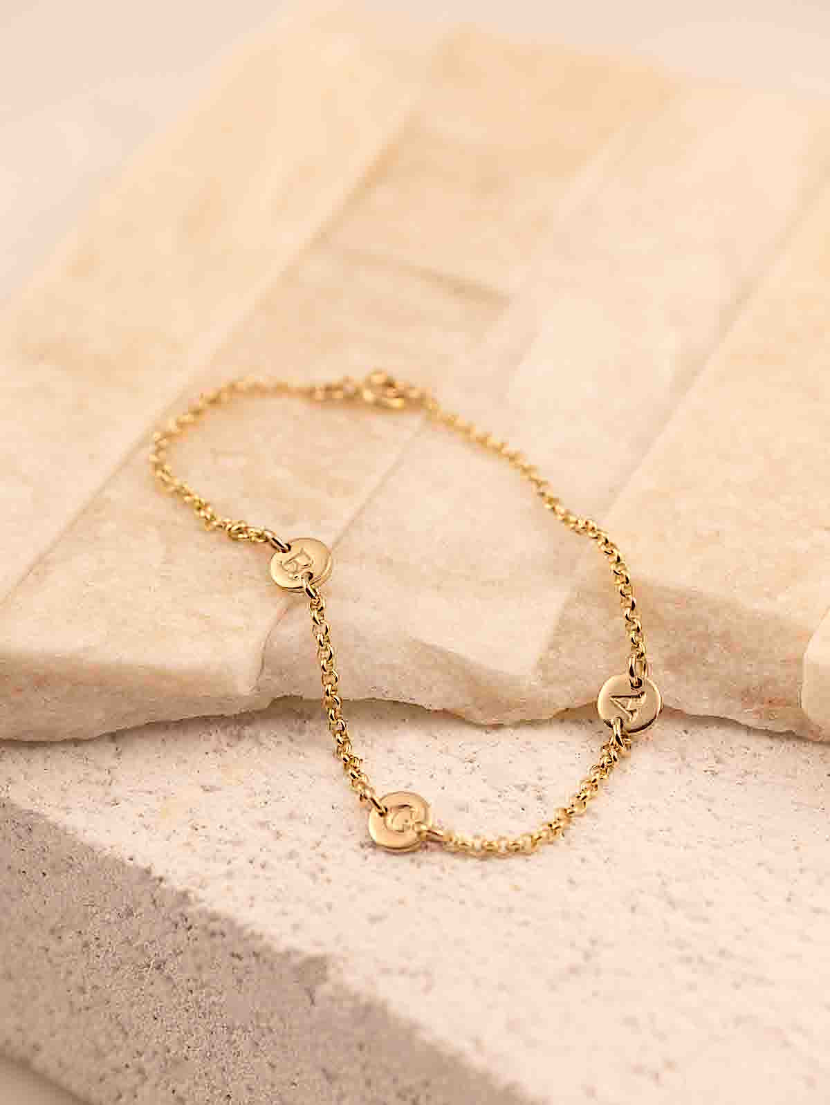 runaway rosy letter bracelets discs in gold