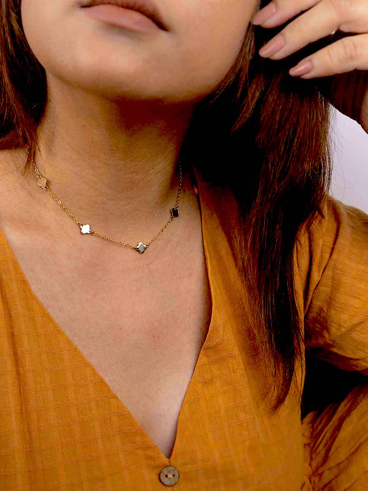 4 leaf clover pendants necklace in gold on neck